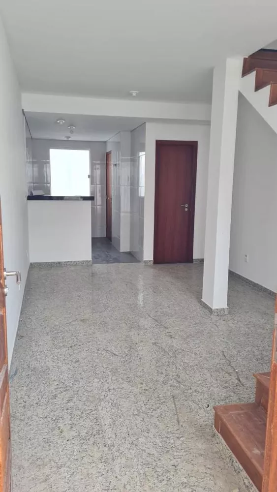 Casa à venda com 2 quartos, 75m² - Foto 2