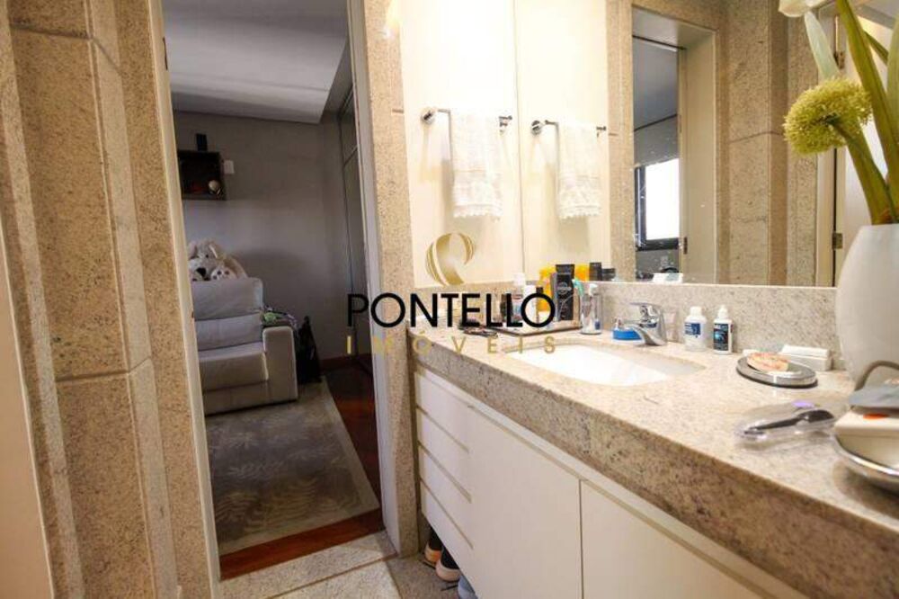 Apartamento à venda com 4 quartos, 216m² - Foto 2