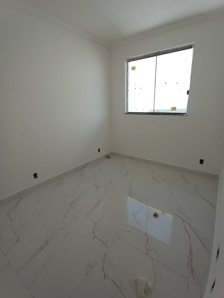 Casa à venda com 3 quartos, 107m² - Foto 1