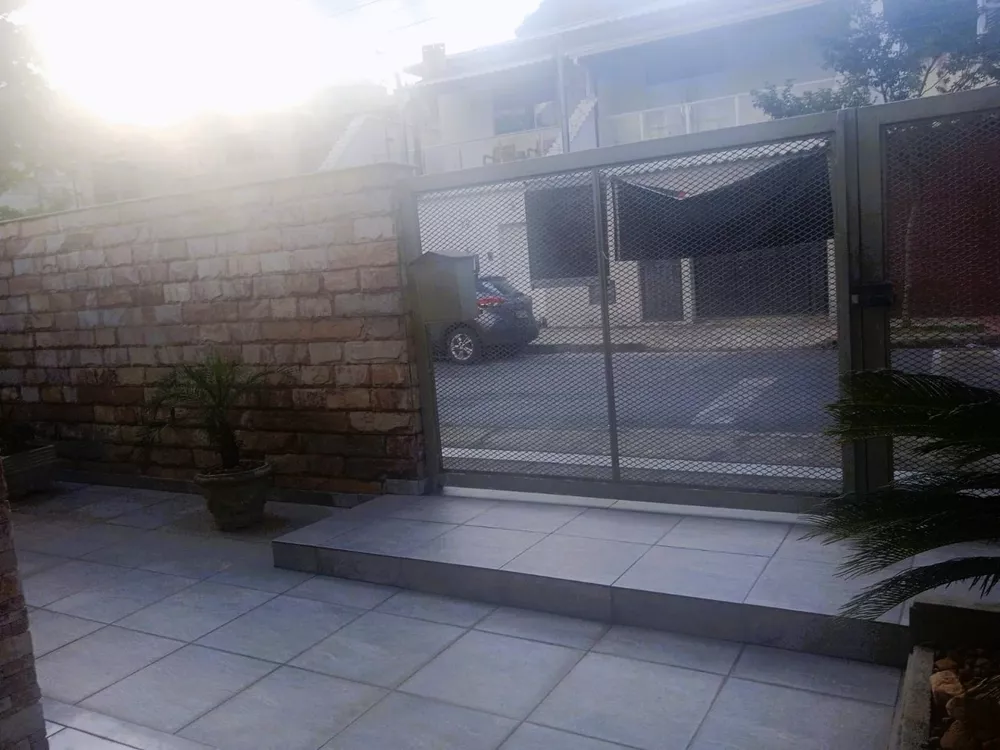 Casa à venda com 4 quartos, 239m² - Foto 2