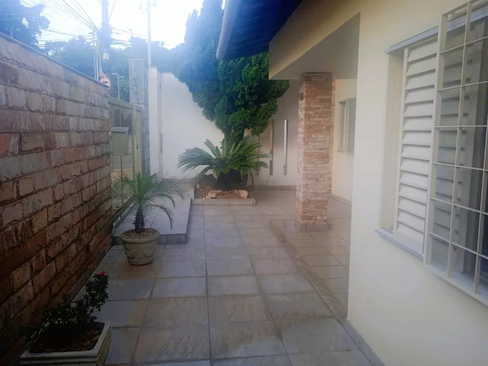 Casa à venda com 4 quartos, 239m² - Foto 1