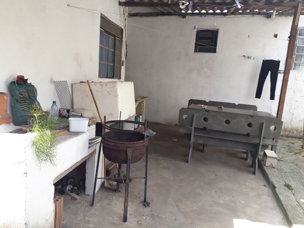 Casa à venda com 3 quartos, 238m² - Foto 1