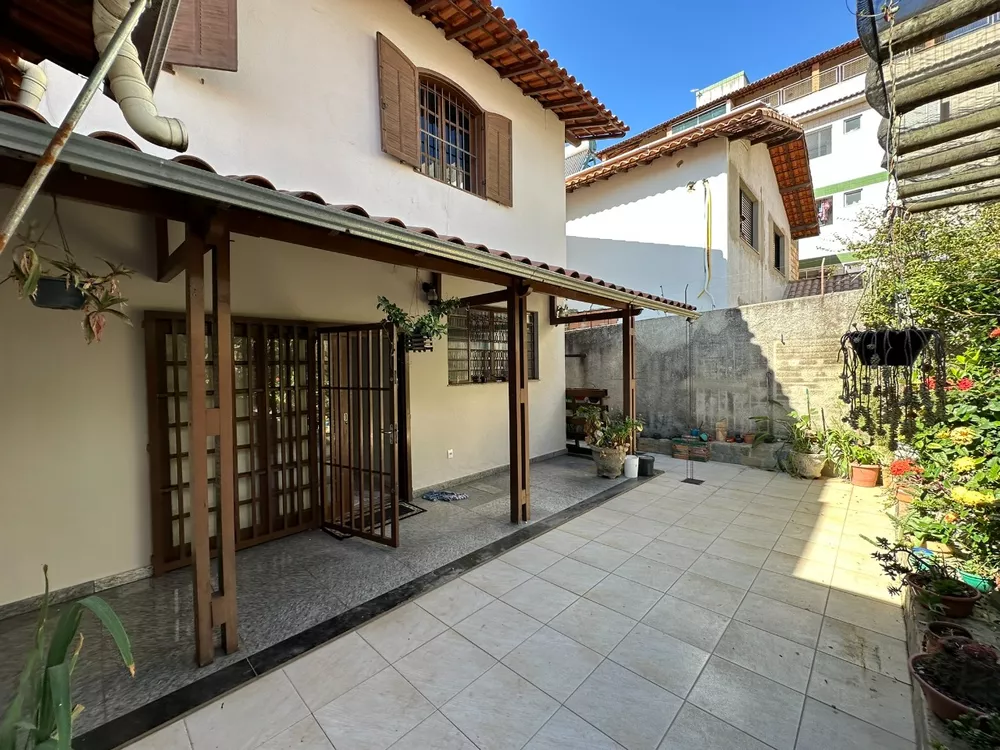 Casa à venda com 5 quartos, 250m² - Foto 1