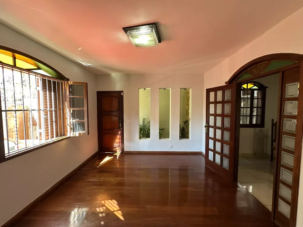 Casa à venda com 5 quartos, 250m² - Foto 2