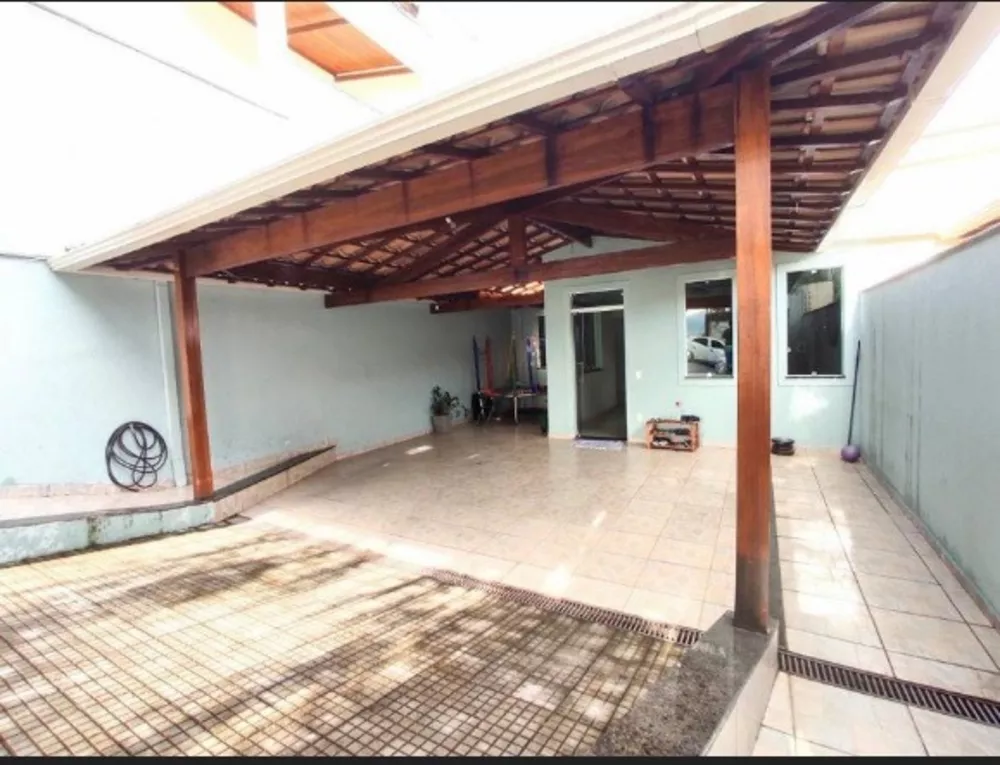 Casa à venda com 3 quartos, 168m² - Foto 1