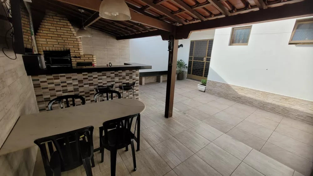 Casa à venda com 3 quartos, 180m² - Foto 1