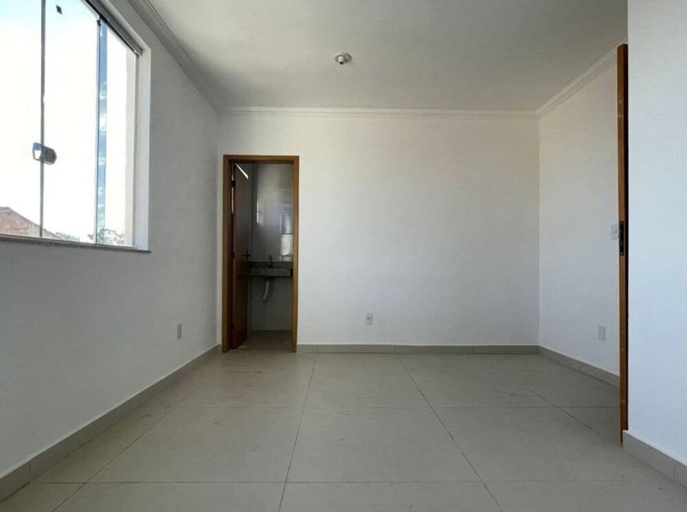 Casa à venda com 4 quartos, 105m² - Foto 2