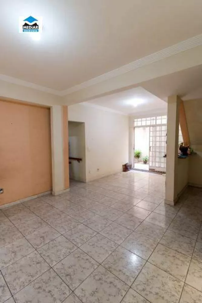 Apartamento à venda com 3 quartos, 110m² - Foto 2