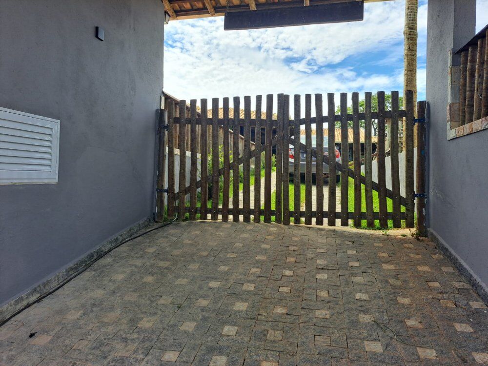 Casa à venda com 3 quartos, 100m² - Foto 1