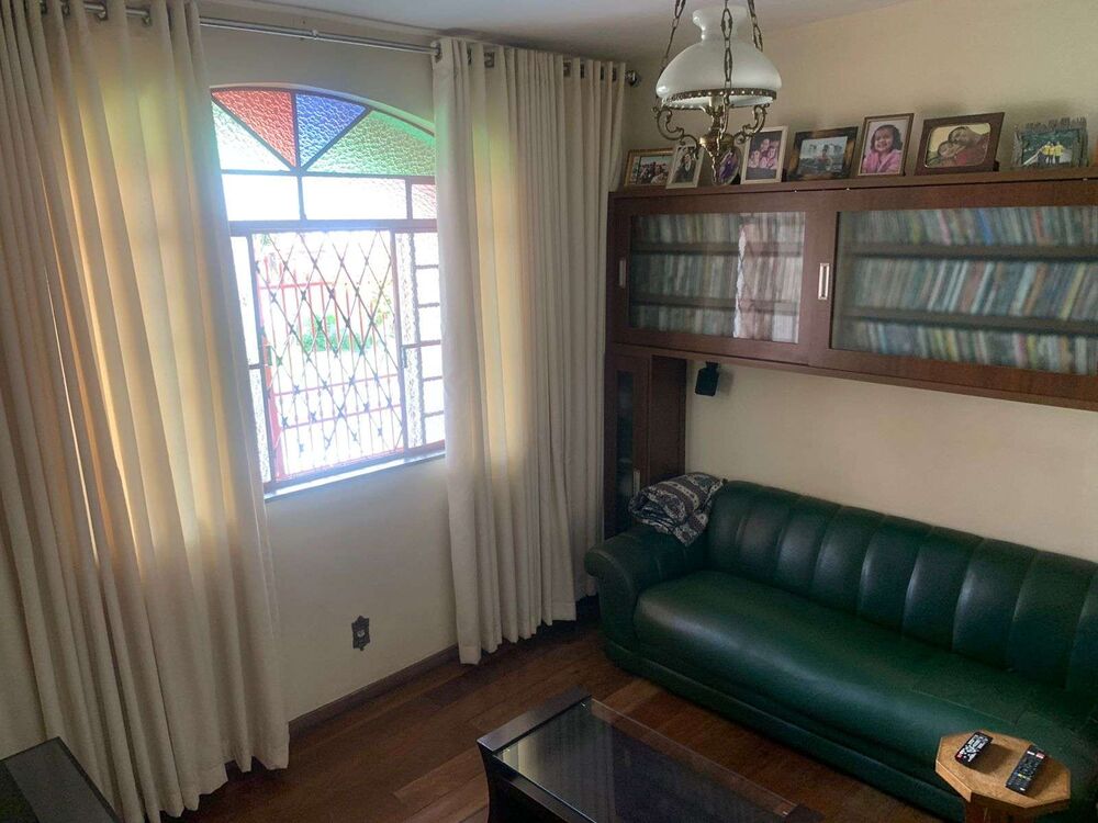 Casa à venda com 4 quartos, 330m² - Foto 1