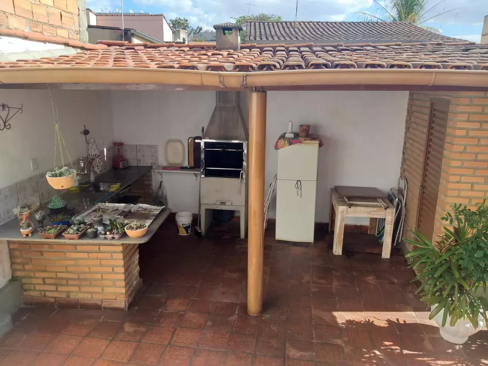 Casa à venda com 6 quartos, 325m² - Foto 1