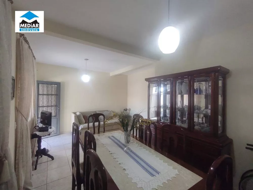 Casa à venda com 2 quartos, 130m² - Foto 2