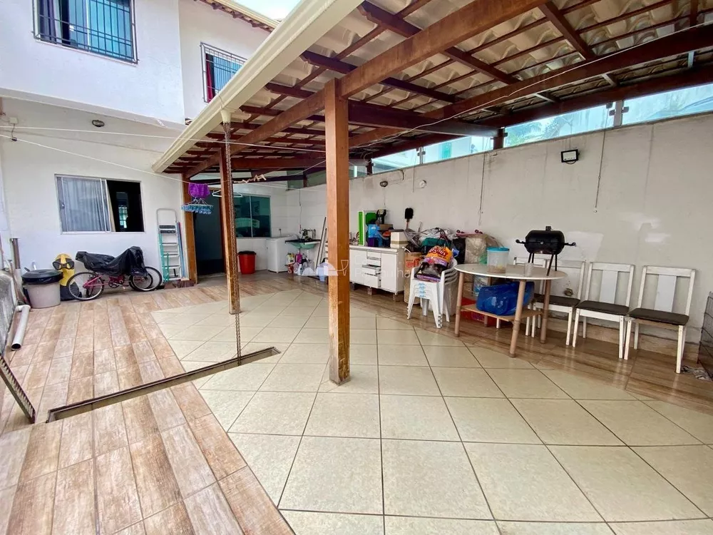 Casa à venda com 4 quartos, 107m² - Foto 1