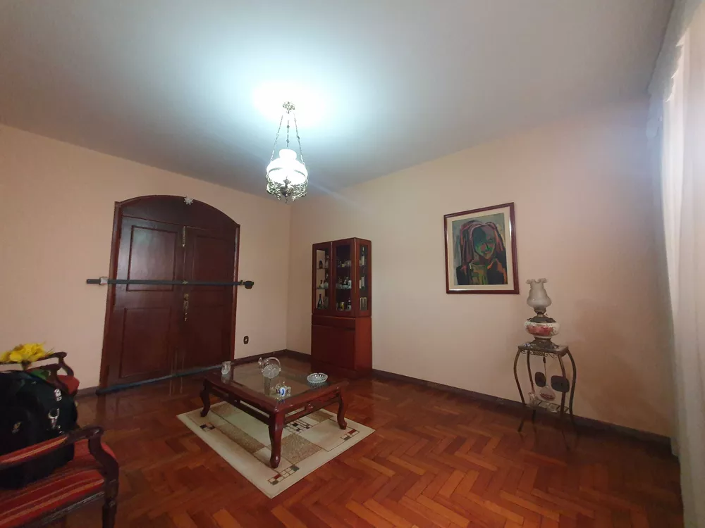 Casa à venda com 4 quartos, 270m² - Foto 1