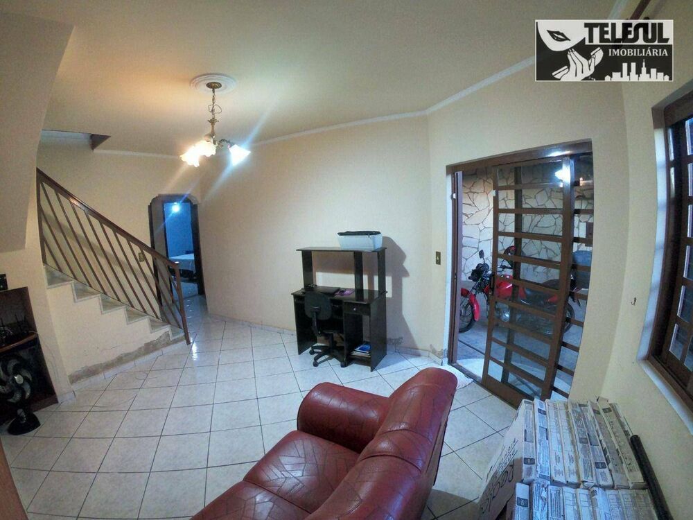 Casa à venda com 3 quartos, 250m² - Foto 1