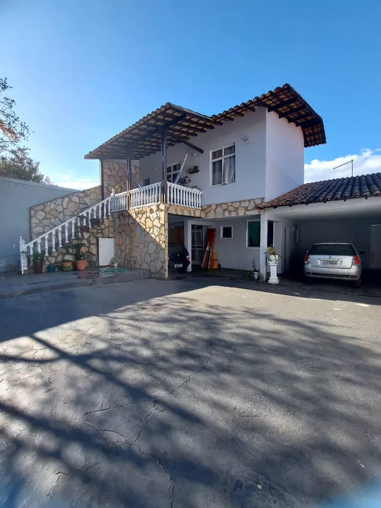 Casa à venda com 4 quartos, 360m² - Foto 1