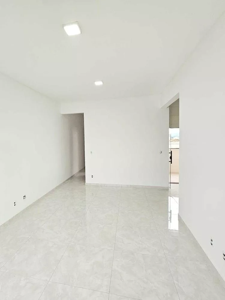 Casa à venda com 2 quartos, 80m² - Foto 2