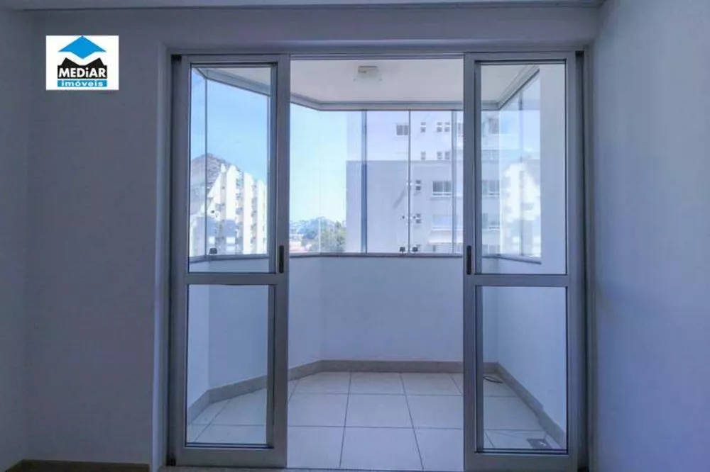 Apartamento à venda com 2 quartos, 70m² - Foto 3