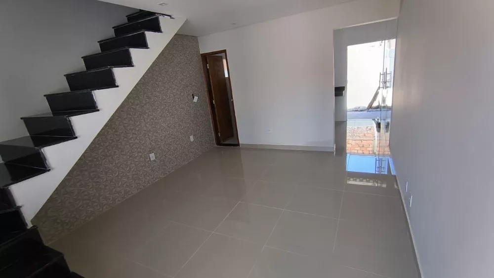 Casa à venda com 2 quartos, 72m² - Foto 2