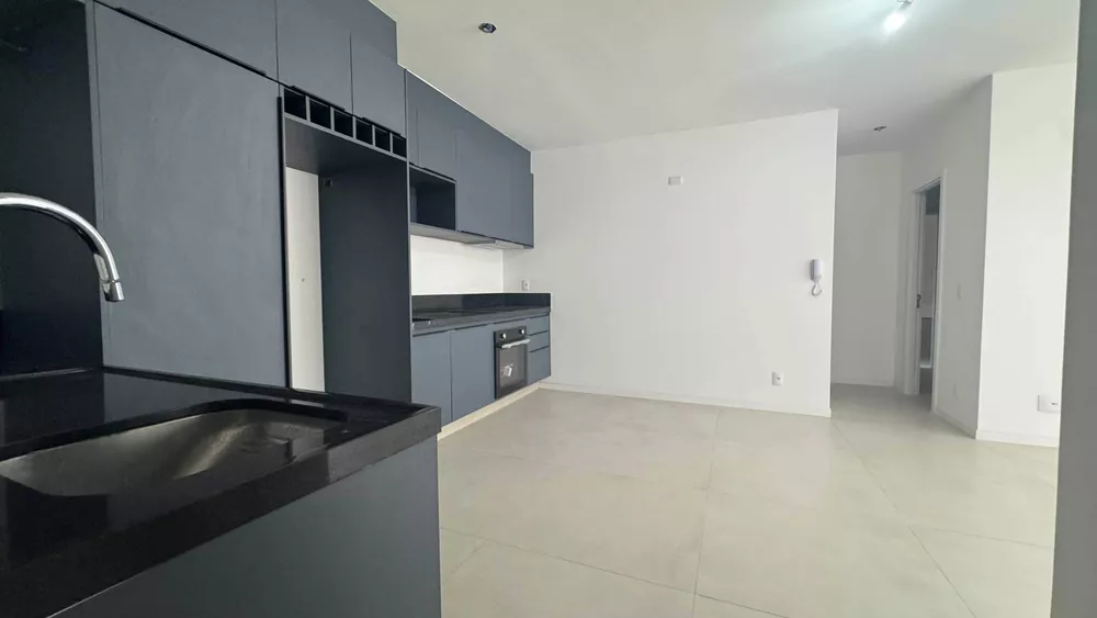 Apartamento à venda com 2 quartos, 70m² - Foto 2