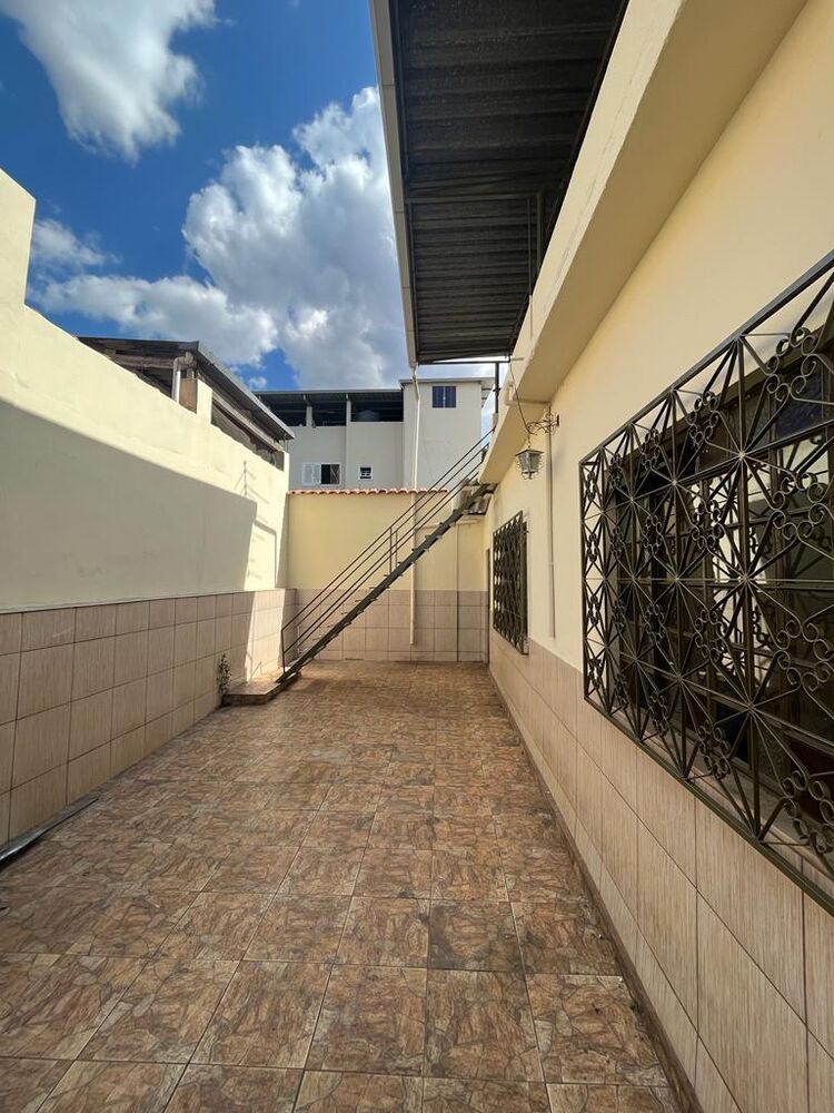 Casa à venda com 2 quartos, 100m² - Foto 1