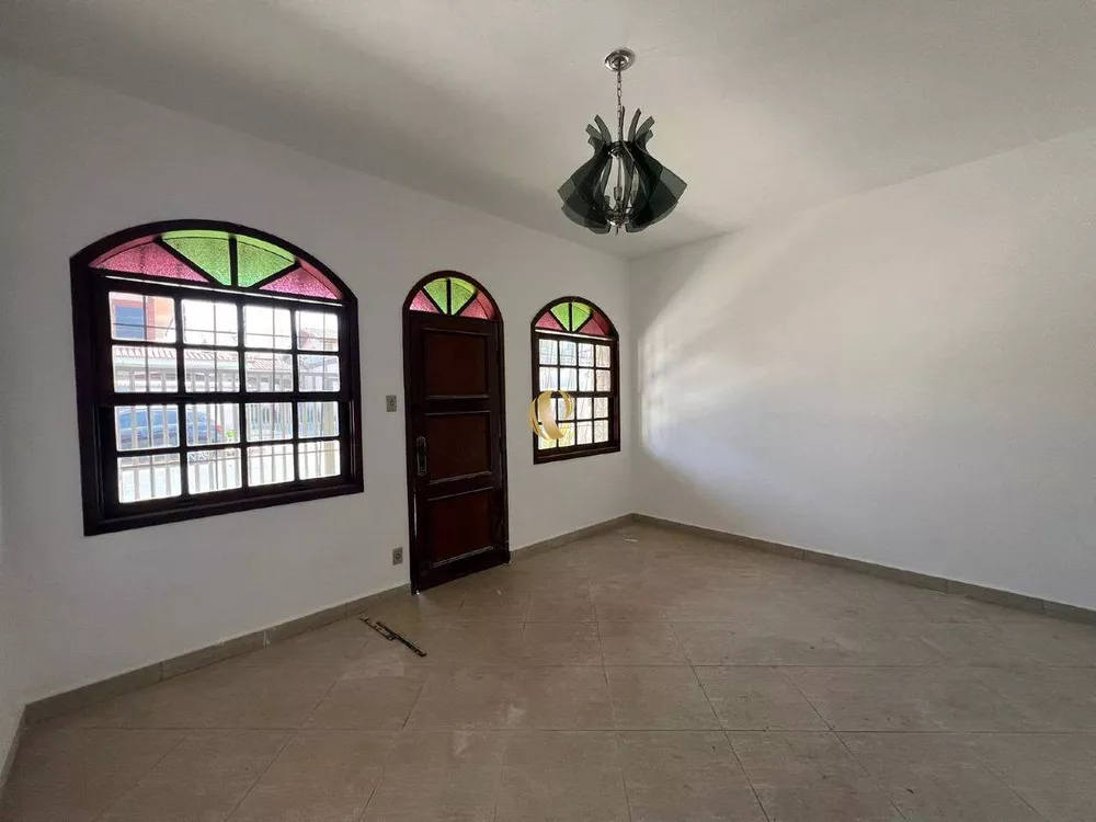 Casa à venda com 6 quartos, 176m² - Foto 4