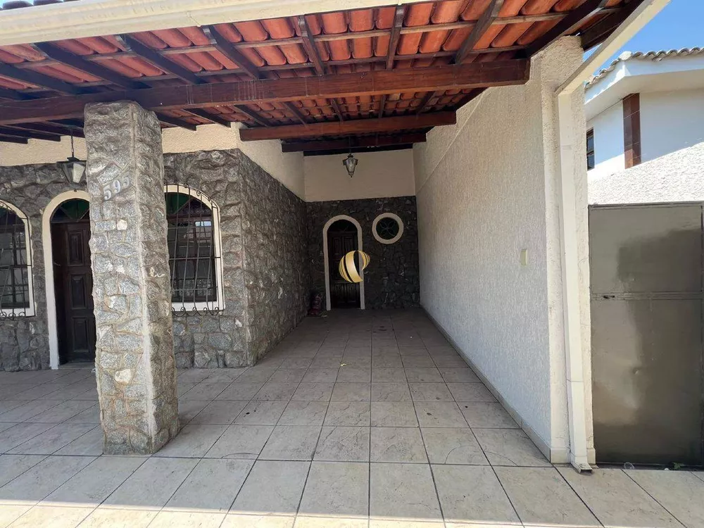 Casa à venda com 6 quartos, 176m² - Foto 3