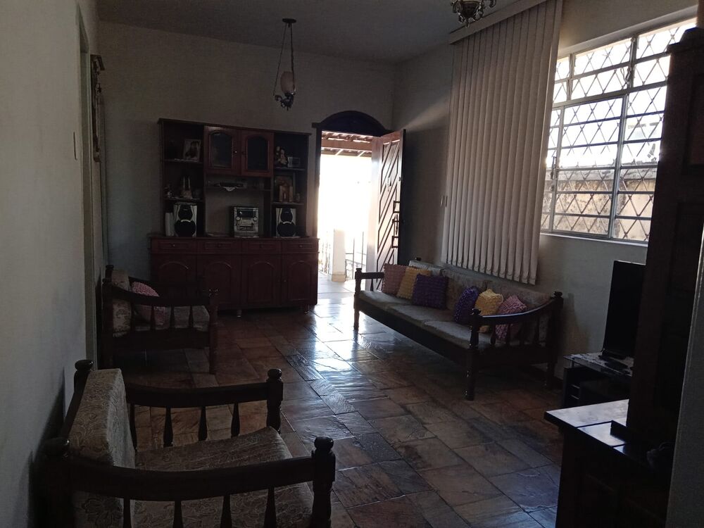 Casa à venda com 4 quartos, 296m² - Foto 1