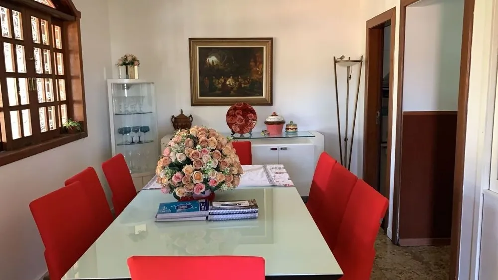 Casa, 4 quartos, 235 m² - Foto 1