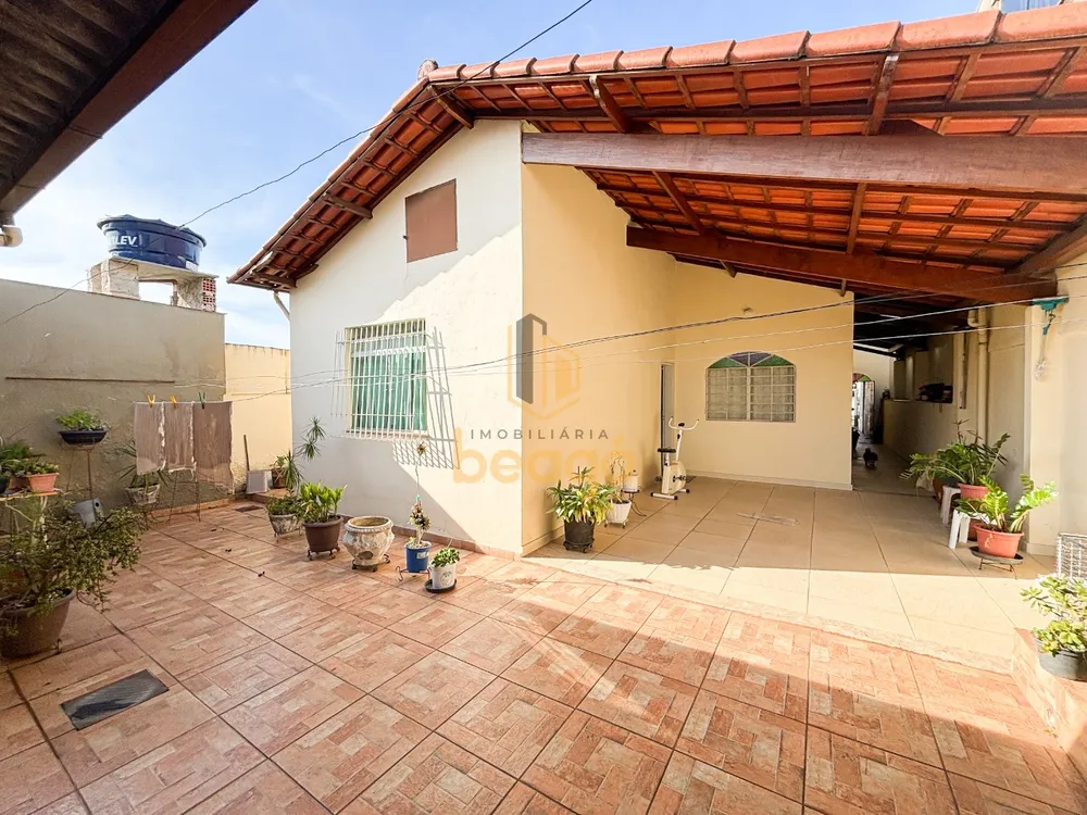 Casa, 3 quartos, 219 m² - Foto 1