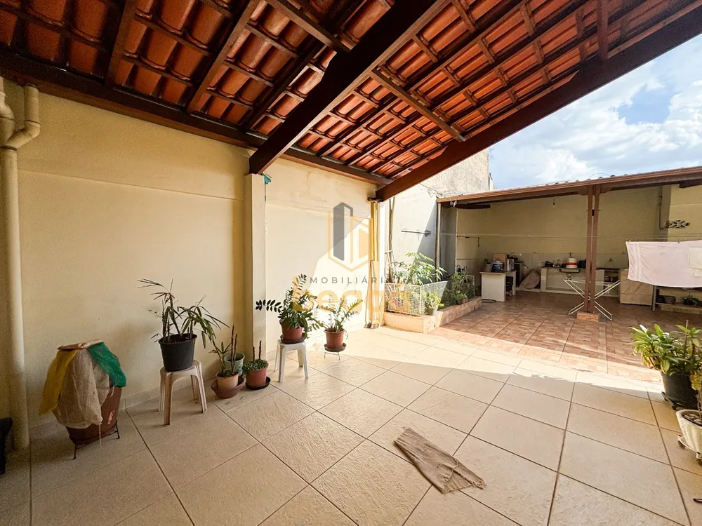 Casa, 3 quartos, 219 m² - Foto 2