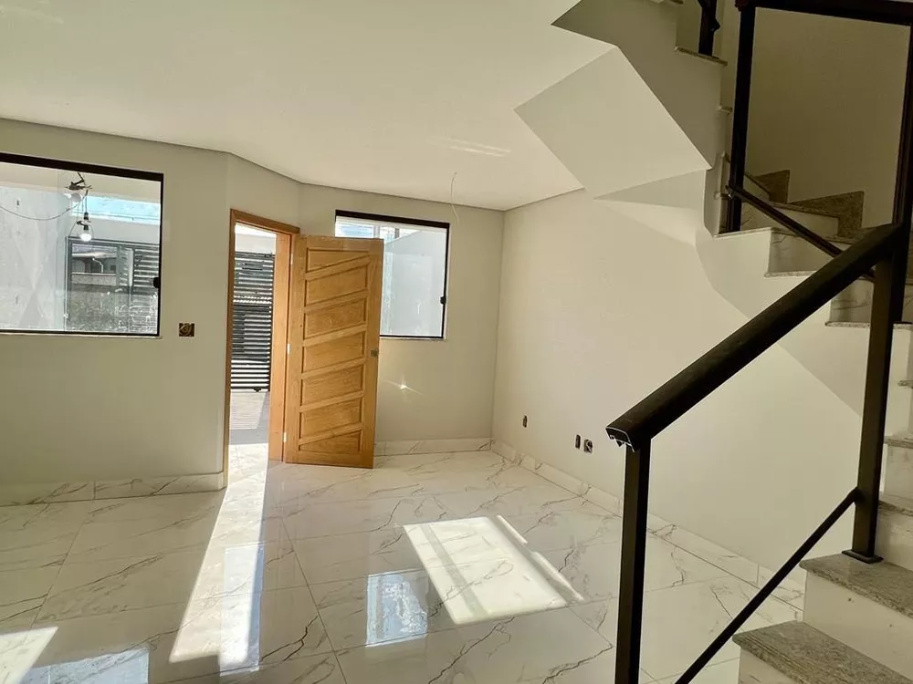 Casa à venda com 3 quartos, 98m² - Foto 2