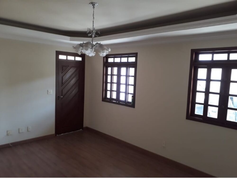 Casa à venda com 3 quartos, 180m² - Foto 1