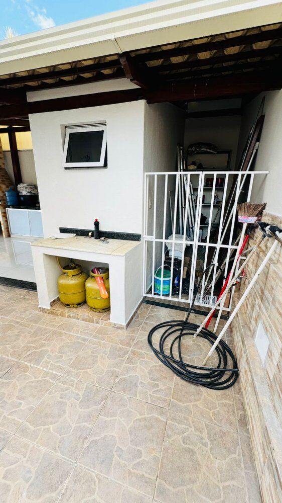 Casa à venda com 4 quartos, 100m² - Foto 1