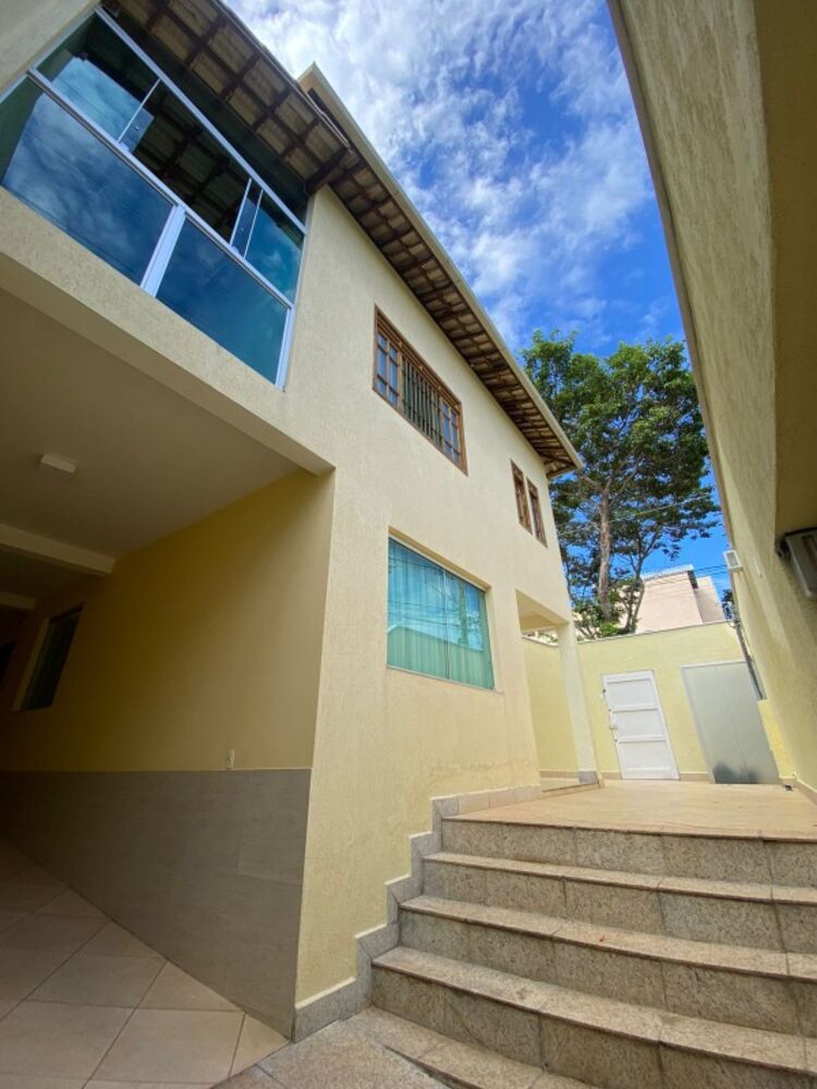 Casa à venda com 3 quartos, 247m² - Foto 1