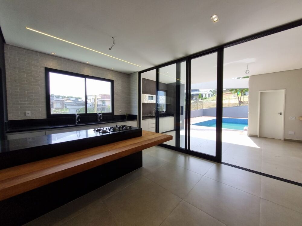 Casa de Condomínio à venda com 4 quartos, 252m² - Foto 2