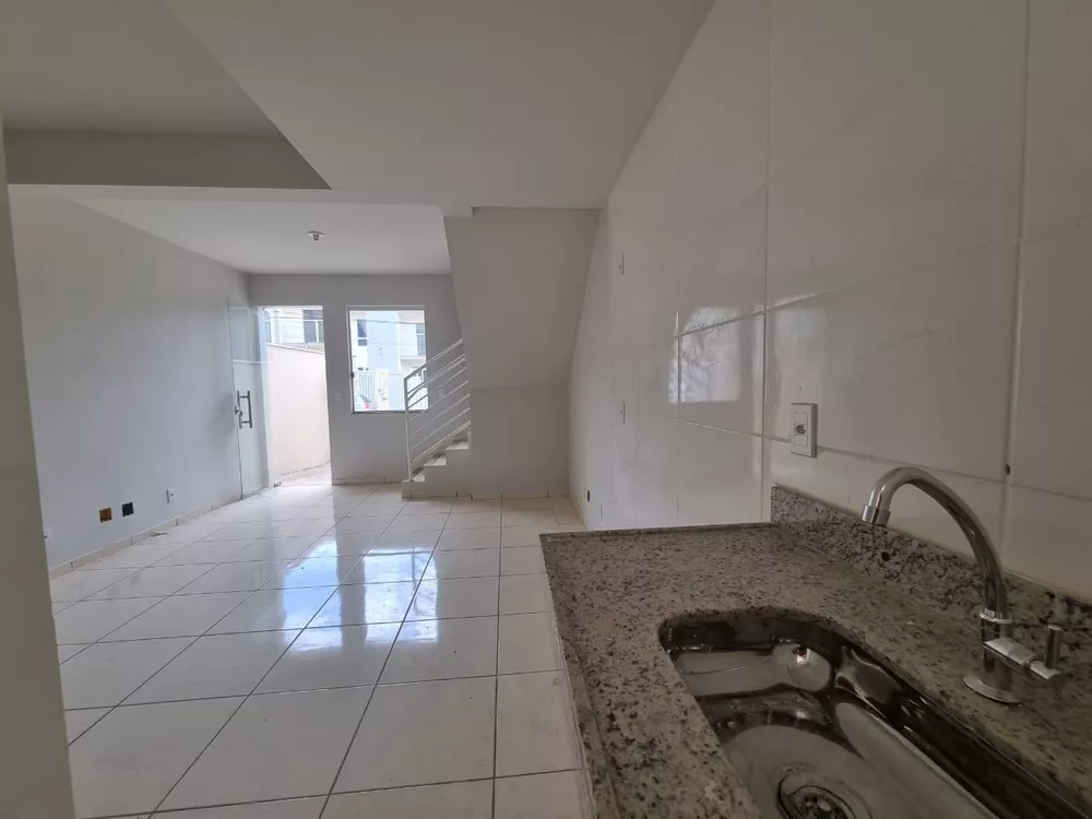 Casa à venda com 2 quartos, 65m² - Foto 11