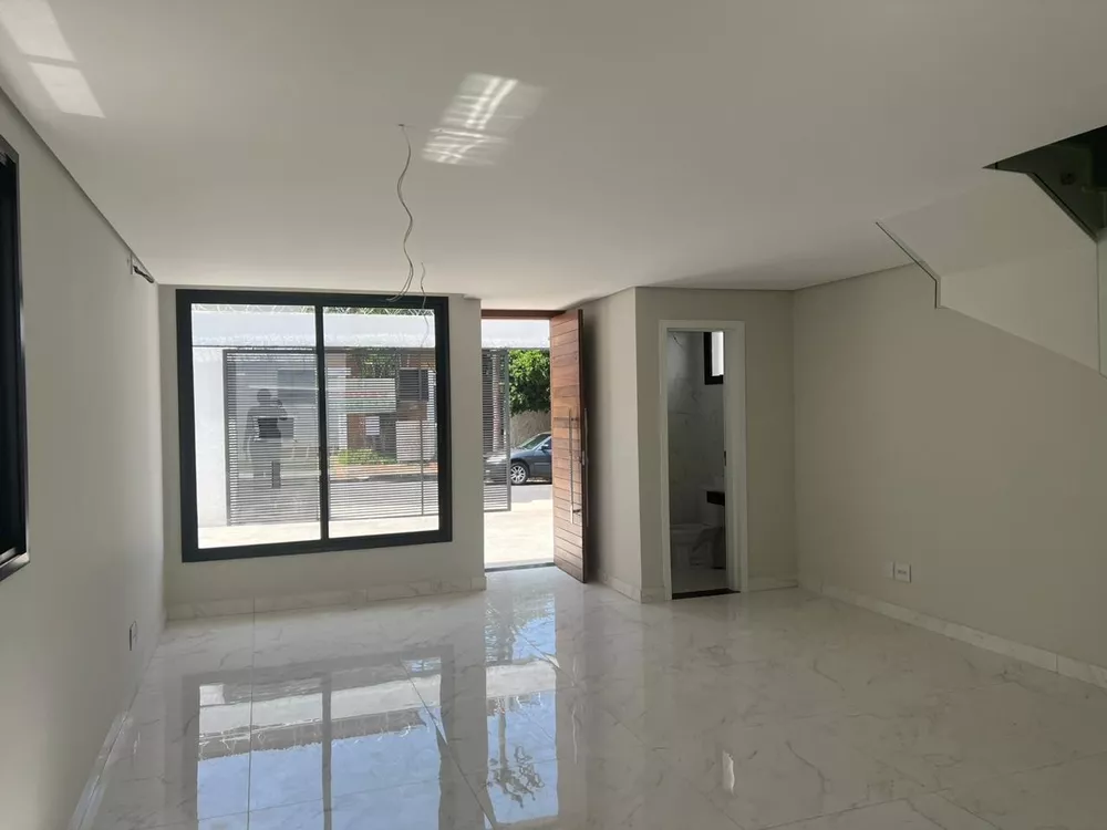 Casa à venda com 3 quartos, 116m² - Foto 1