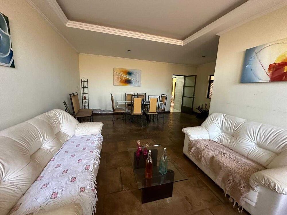 Casa à venda com 4 quartos, 230m² - Foto 1