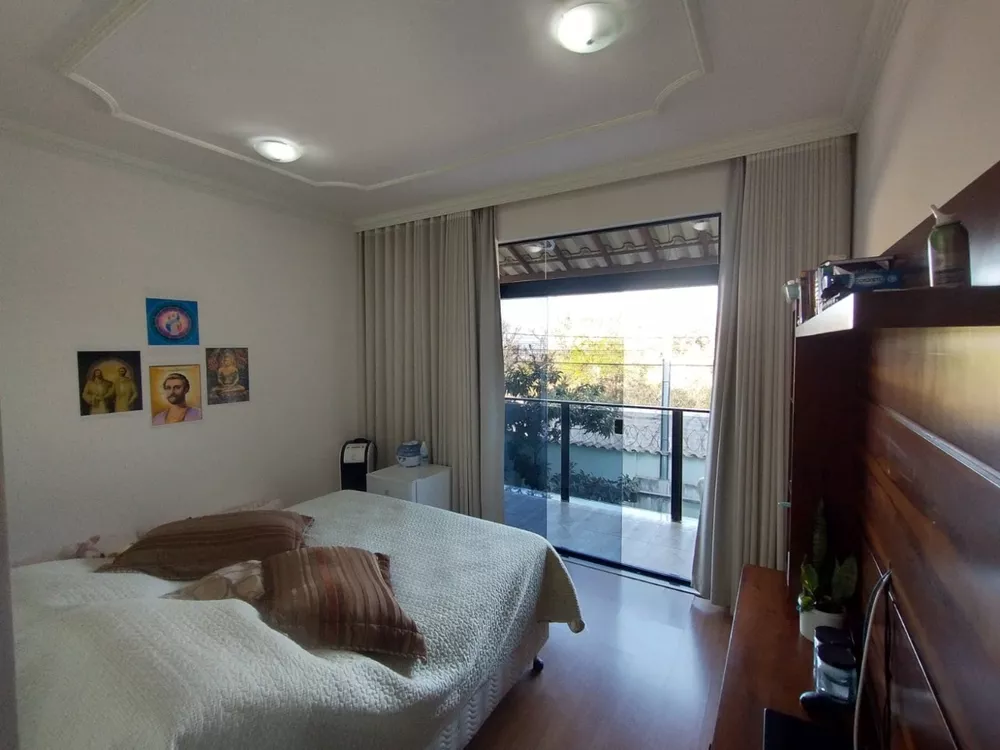 Casa à venda com 4 quartos, 186m² - Foto 1