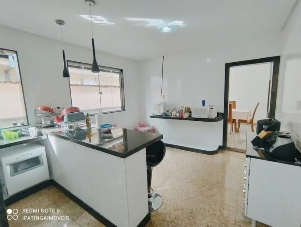 Casa à venda com 4 quartos, 300m² - Foto 3