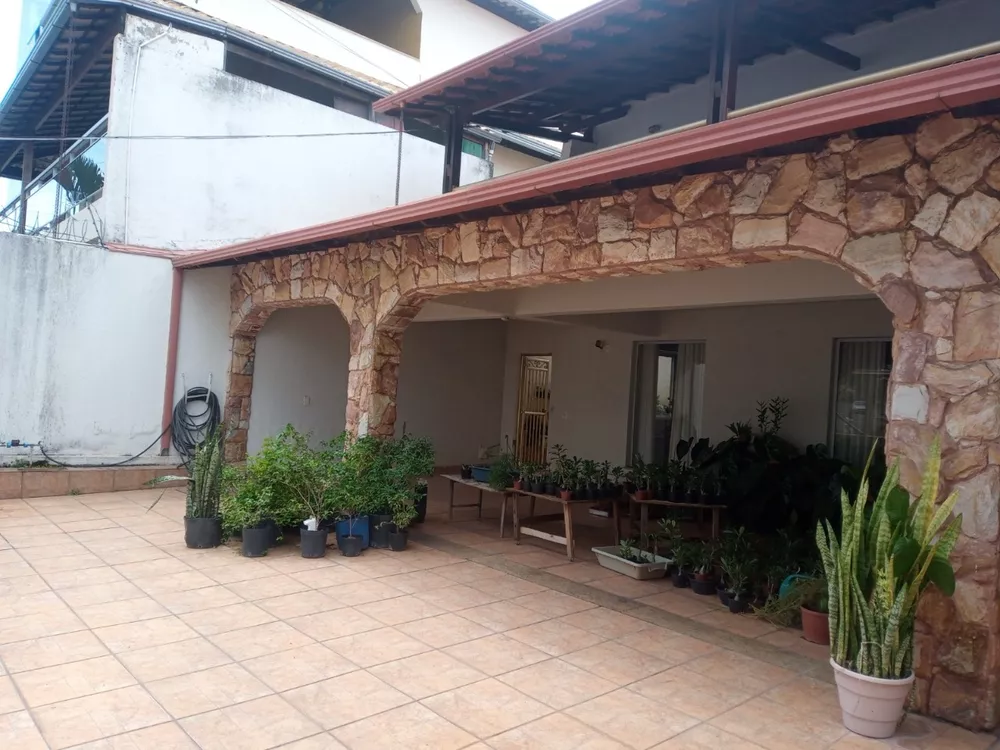 Casa à venda com 6 quartos, 1055m² - Foto 2