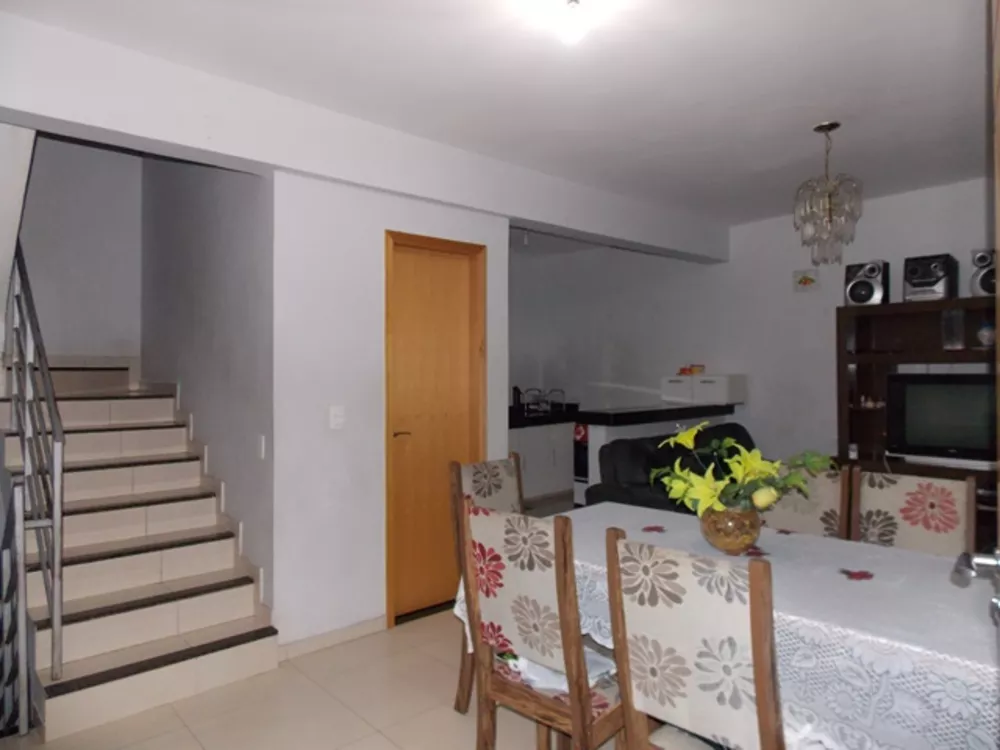 Casa à venda com 3 quartos, 140m² - Foto 2