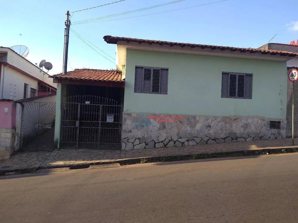 Casa à venda com 3 quartos, 300m² - Foto 1