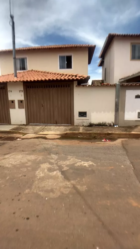 Casa à venda com 2 quartos, 120m² - Foto 2