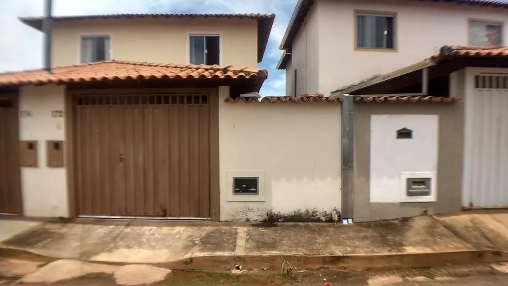 Casa à venda com 2 quartos, 120m² - Foto 1