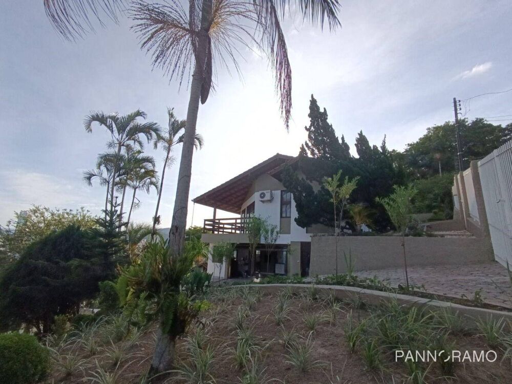 Casa à venda com 4 quartos, 210m² - Foto 1