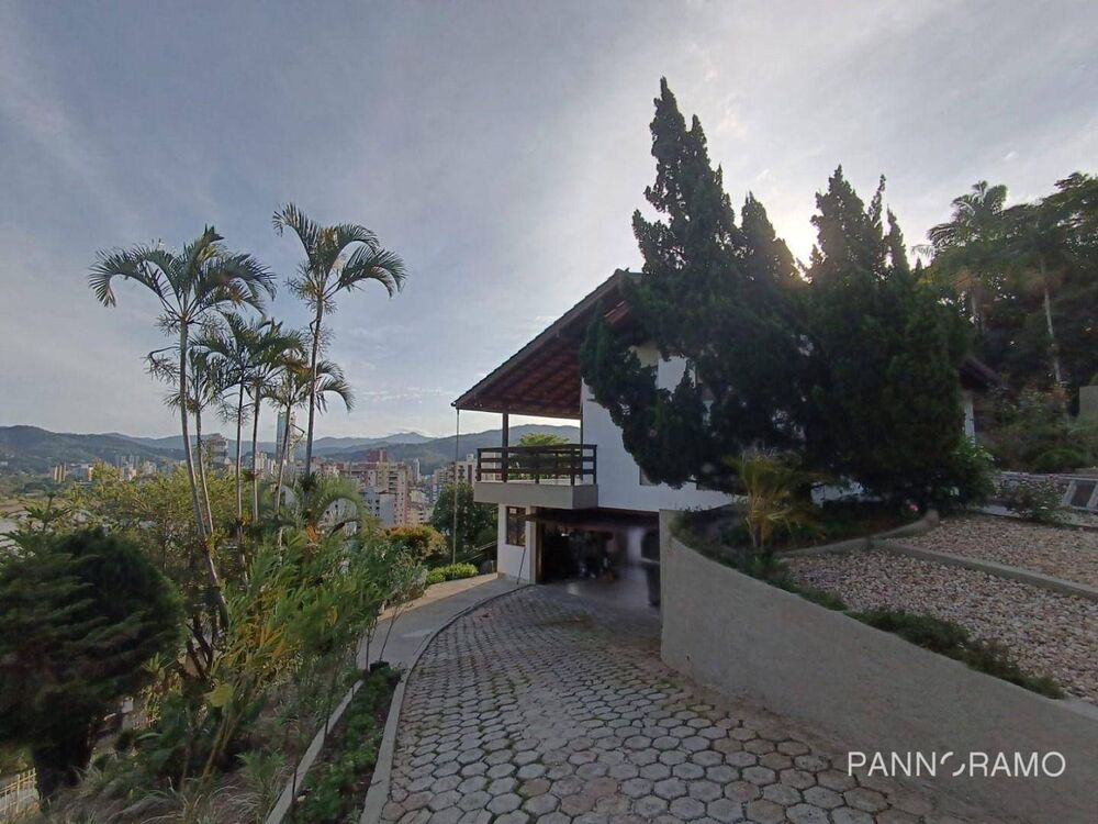 Casa à venda com 4 quartos, 210m² - Foto 2