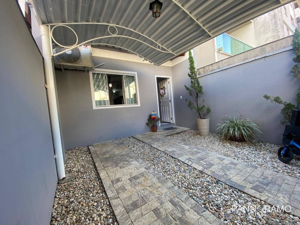 Casa à venda com 2 quartos, 80m² - Foto 2