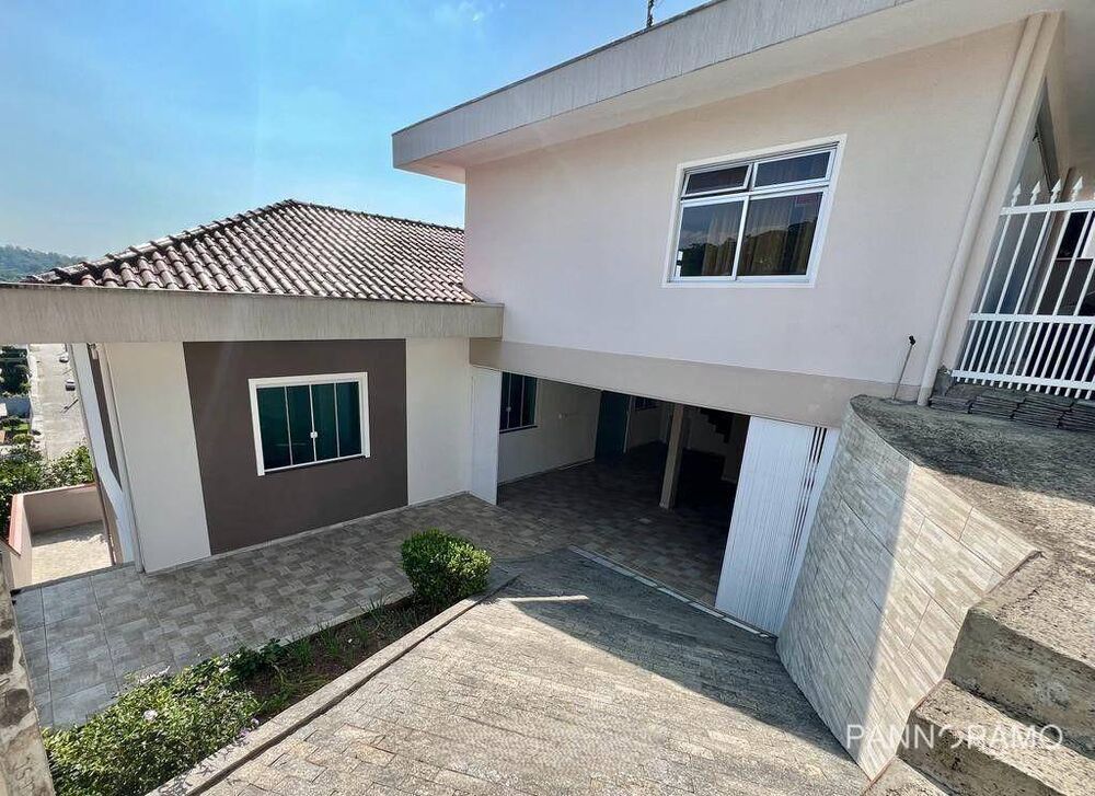 Casa à venda com 3 quartos, 300m² - Foto 1